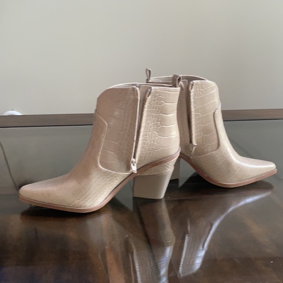 Gianni Bini
Maelyie Croc Embossed Western Booties. - Picture 7 of 10